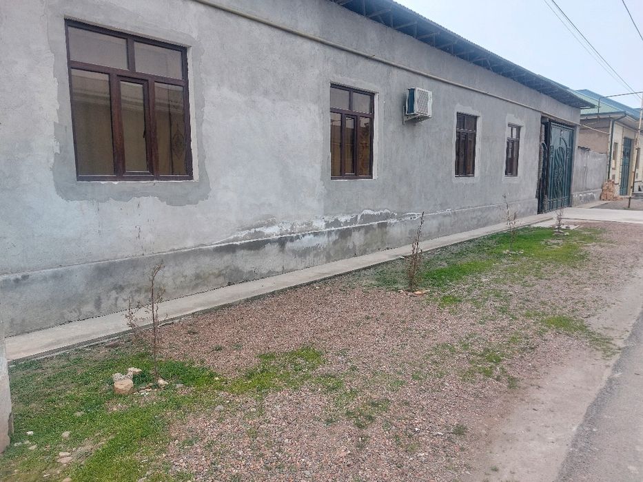 Ohangaron shahar yoshlik mahallasida katta hovli uy sotiladi