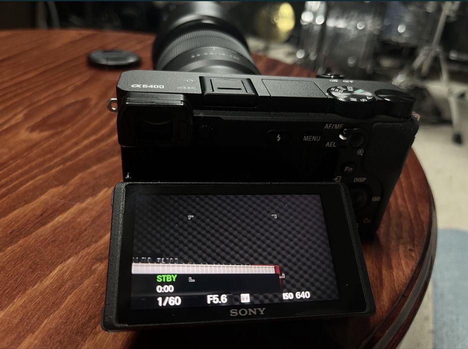 Vand kit sony a6400 cu obiectiv 18-135mm, acumulator si card 256gb