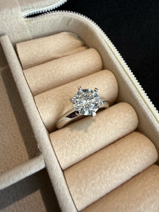 Кольцо с бриллиантом