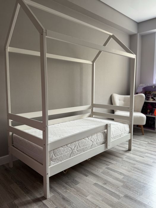 Продам.  Детскую кровать домик