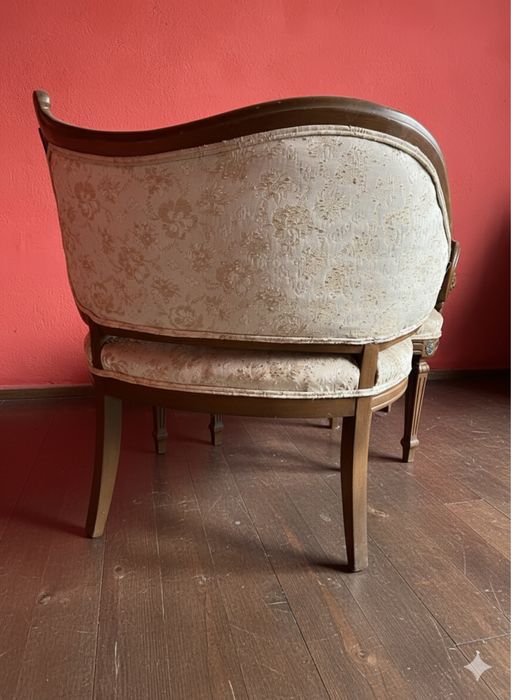 Чифт изискани винтидж столове в стил Луи XVI – Капитониран дизайн