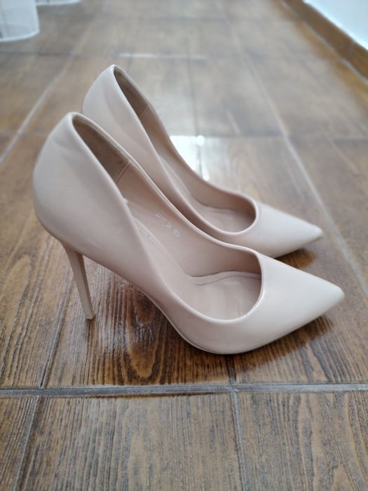 Pantofi cu toc inalt