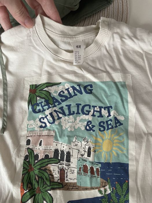 Set de haine de vară H&M pentru băieței de 1,5–2 ani (86–92 cm) — include tricouri, pantaloni scurți, o șapcă și o pălărie de soare.