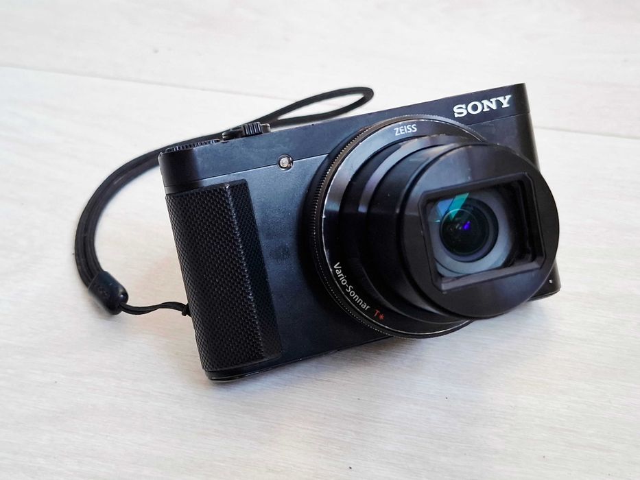 Sony Cyber-shot HX90 18.2MP, High zoom, 30x optical zoom lens, built in pop-up EVF, GPS, Wi-Fi, NFC
