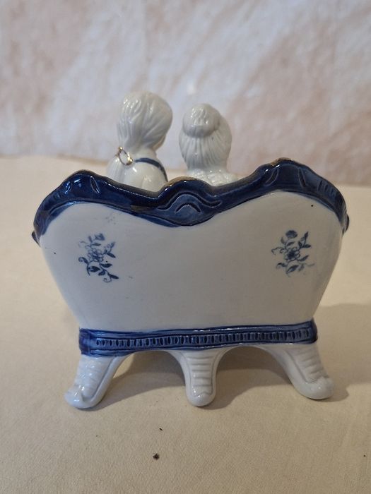 Порцеланови фигурки и кутия