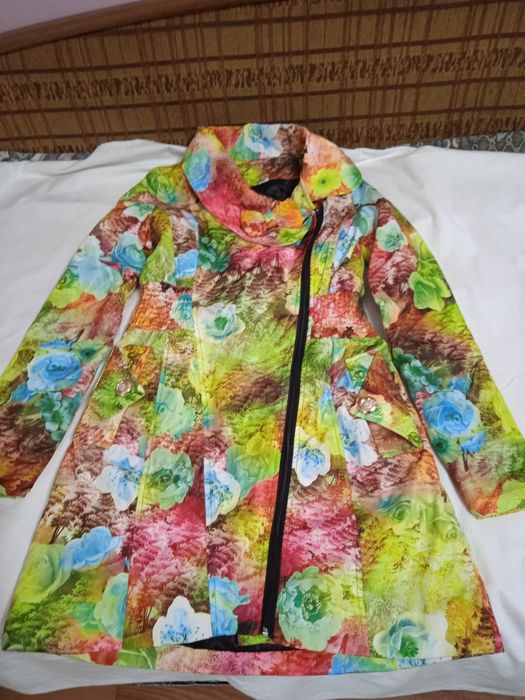 Продам плащ на девочку 9-10 лет