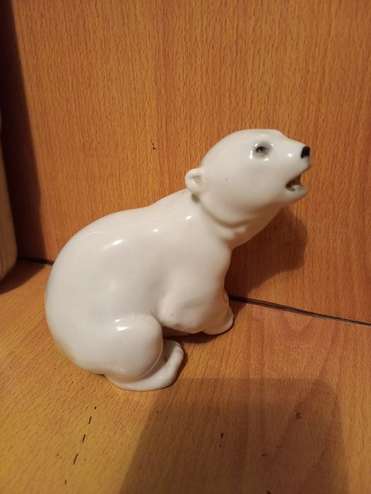 Продам фарфоровую статуэтку