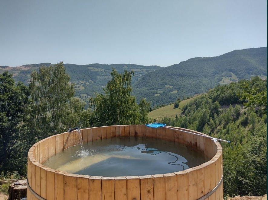 Cabana de închiriat la munte cu ciubar inchiriez cab la munte weekeend