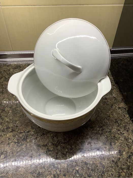 Нов порцеланов супник,плата, сосиера