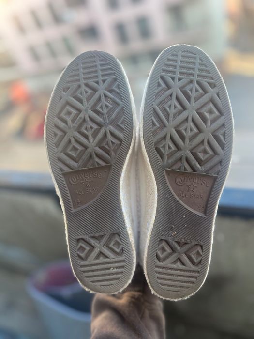 Бели Converse маратонки