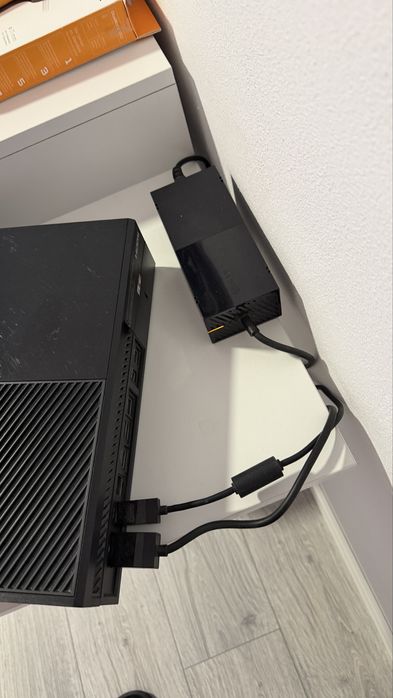 Vand Xbox One cu controler si jocuri perfect functional