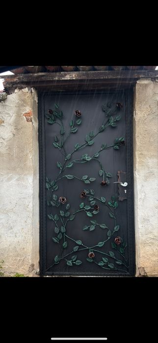 Ковано желязо по поръчка - врати , огради и парапети .