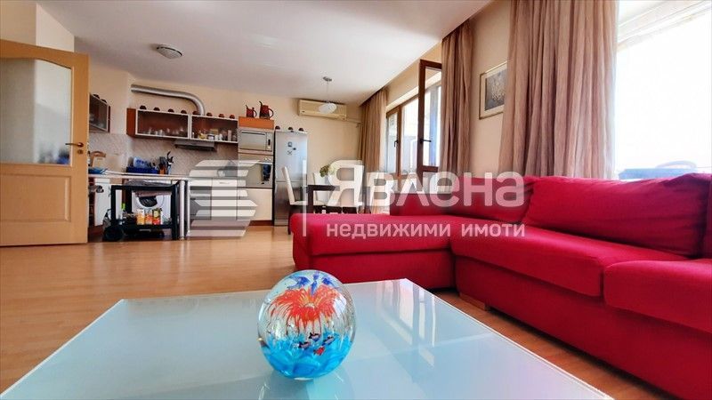 Продажба на тристаен апартамент с фронтална гледка море.