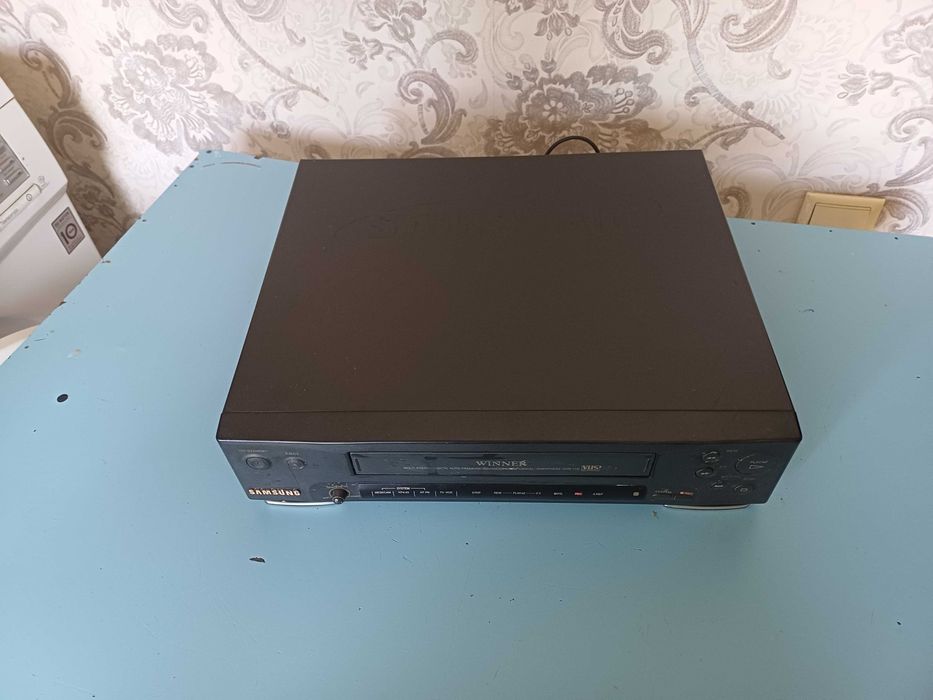 Много видеокассет + видеомагнитофон SAMSUNG