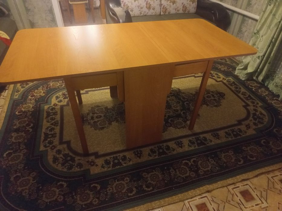 Продам столик раздвижной в хорошем состоянии