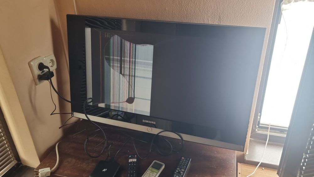 Samsung 32 HD със счупен дисплей  за части