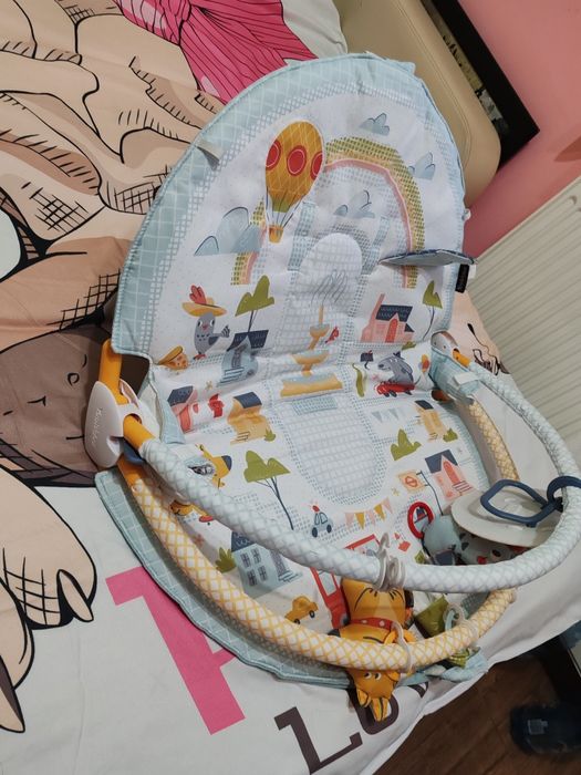 Centru de joaca pliabil cu sezlong si model urban pentru 0-12 luni