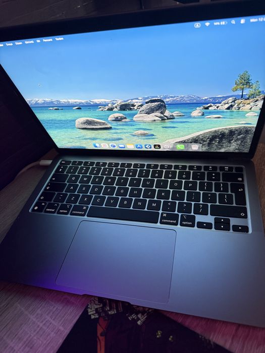 MacBook Air M1 2020 | 8GB RAM | 256GB SSD | Батерия 95% в много добро състояние