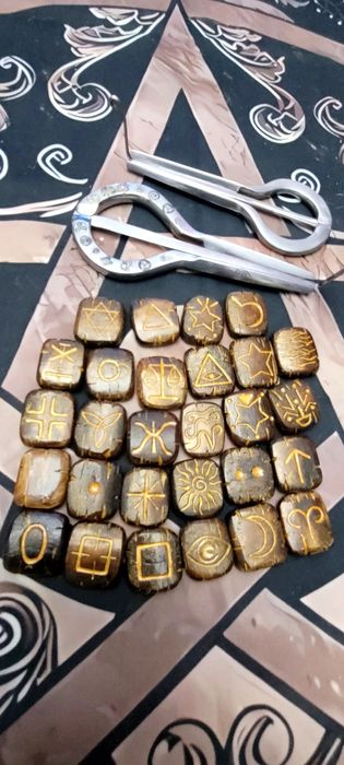 Ведьмины руны изготовленые из  кости