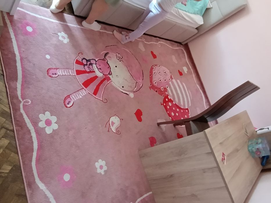 Продавам детски килим 200/300