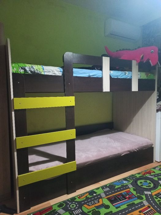 Двуетажно легло почти не ползвано с нови матраци .