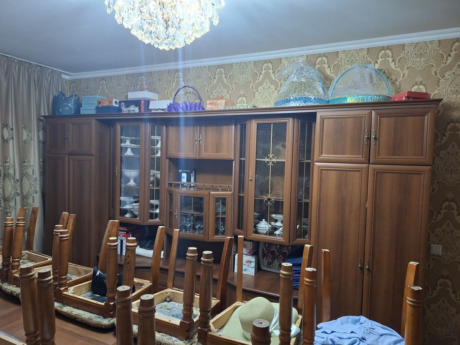 Стенка, шифонер, стол стульями.