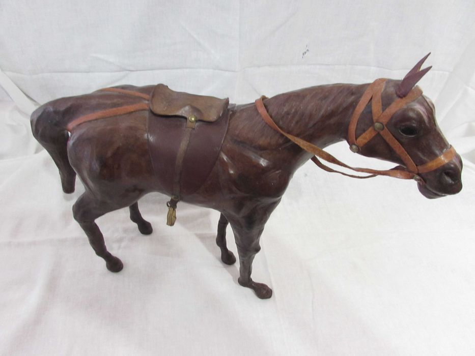 фигурки на животни и луксозна кутия за бижута