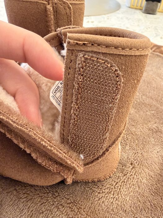 Бебешки боти UGG от естествена агнешка кожа