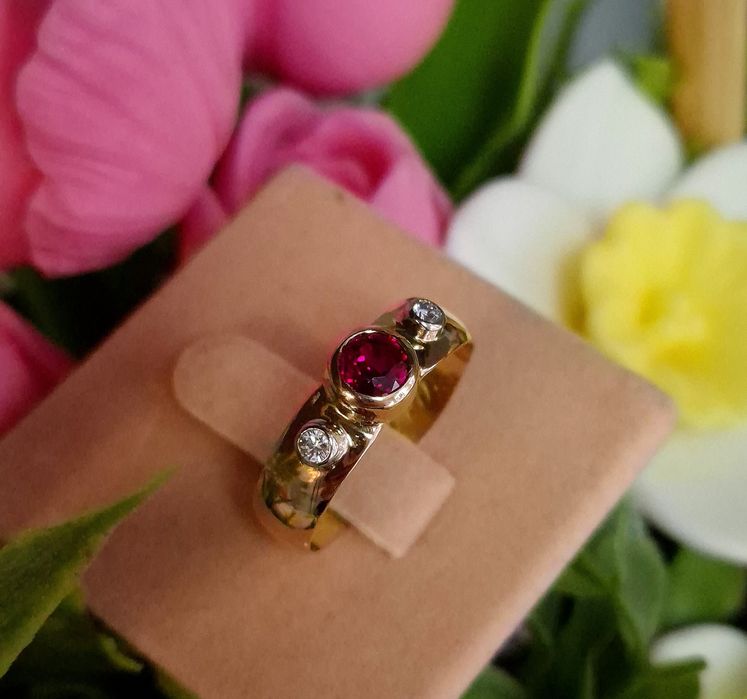 Inel din aur de 18K cu rubine si diamante naturale