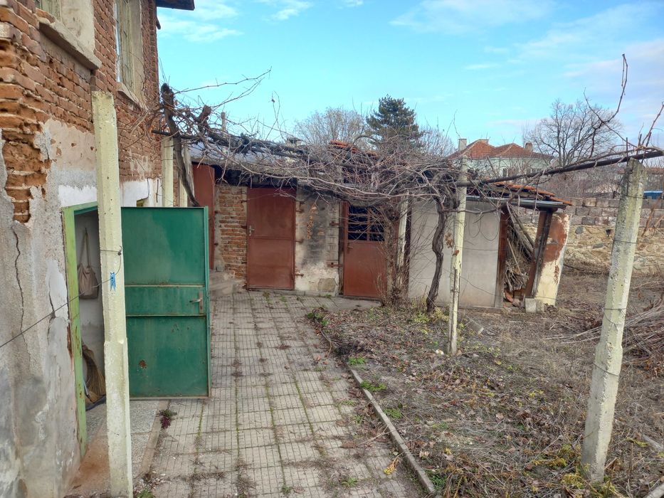 Къща с двор супер център с.Елшица