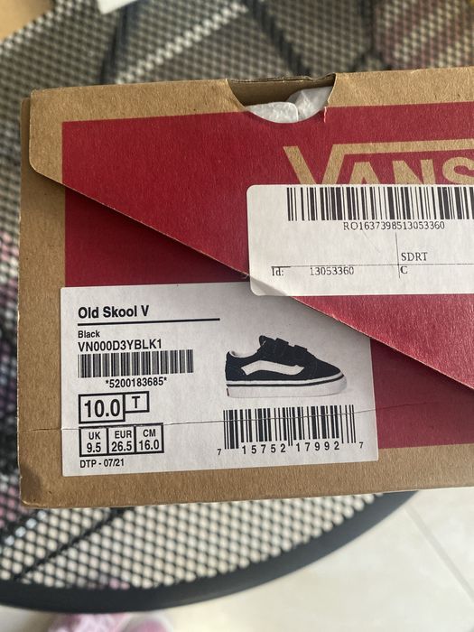 Детски кецове converse в оригиналната им кутия