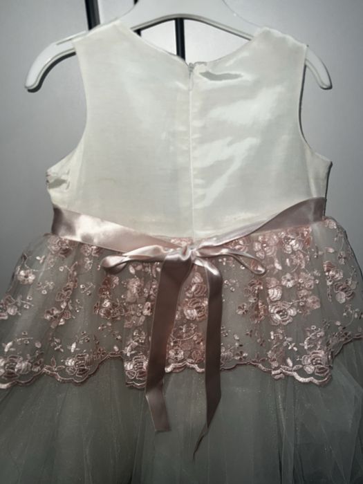 Платье нарядное на девочку 5-6 лет