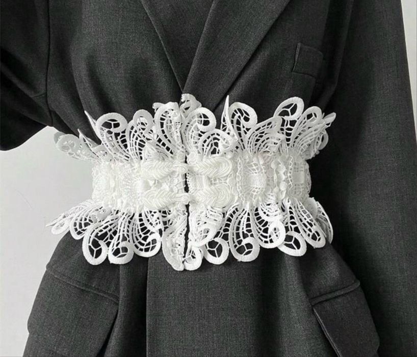 Curea de dantela alba