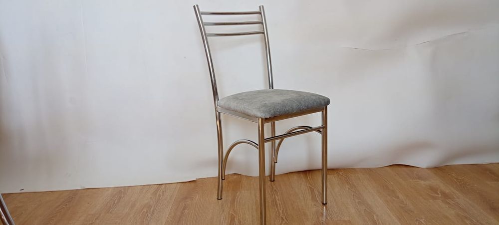 Хромированные столы и стулья