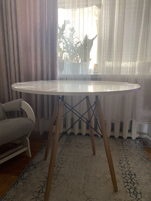 Продам стол диаметр 90 см.