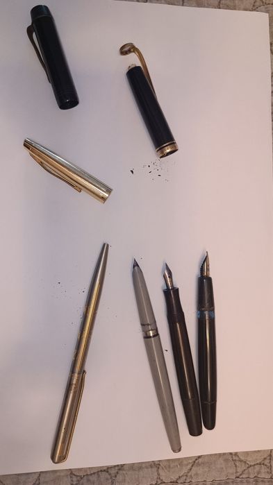 Монети, писалки и часовник.  Всичко общо  - 749 лв.