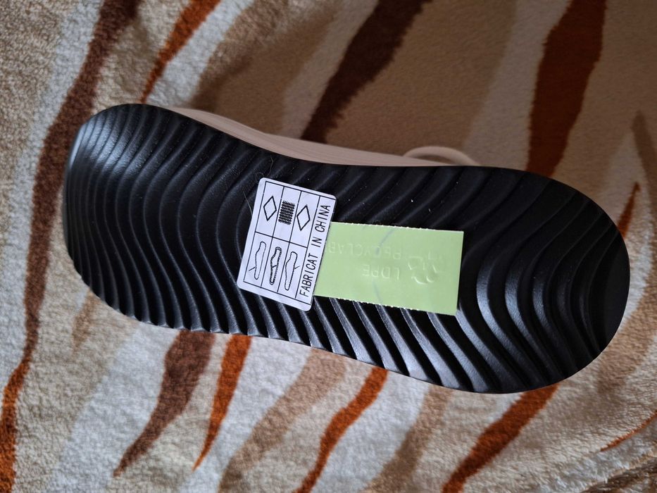 Дамски обувки, 38 номер, но са умалени и може да отговарят на 37