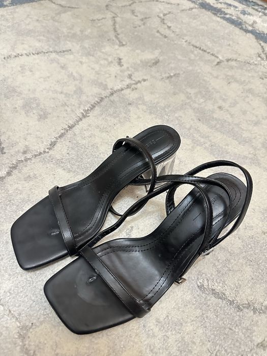 Босоножки черного цвета Bershka