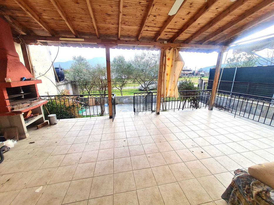 Продава се къща на две нива 90м2 и двор 220м2 в Паралия Врасна, Гърция