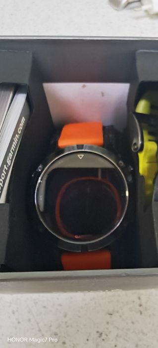 Vând Garmin Fenix 5 Sapphire Edition (varianta premium cu sticlă rezistentă la zgârieturi).