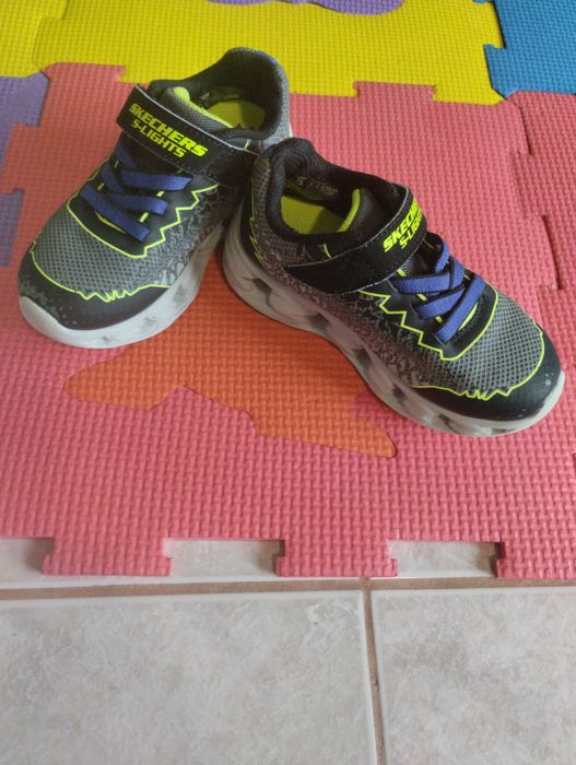 Детски маратонки Skechers 25номер светещи