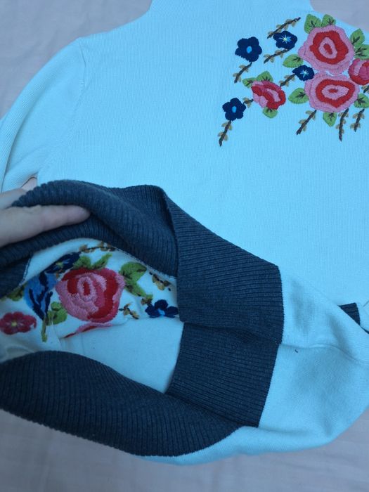 Pulover alb cu flori crosetate S/M