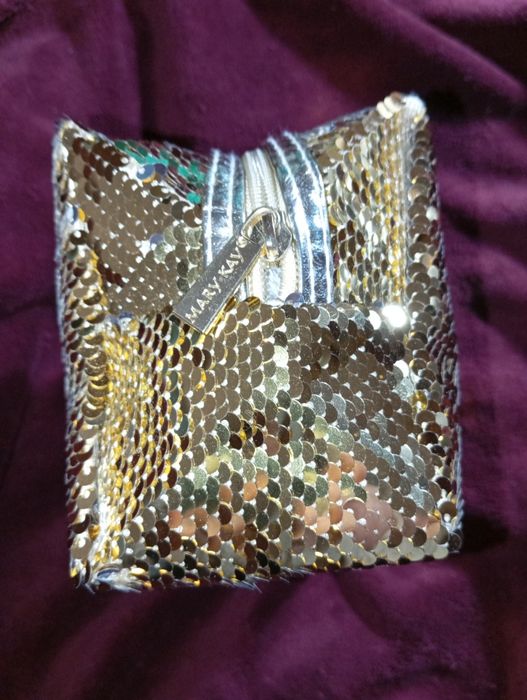 Косметичка с паетками под золото.