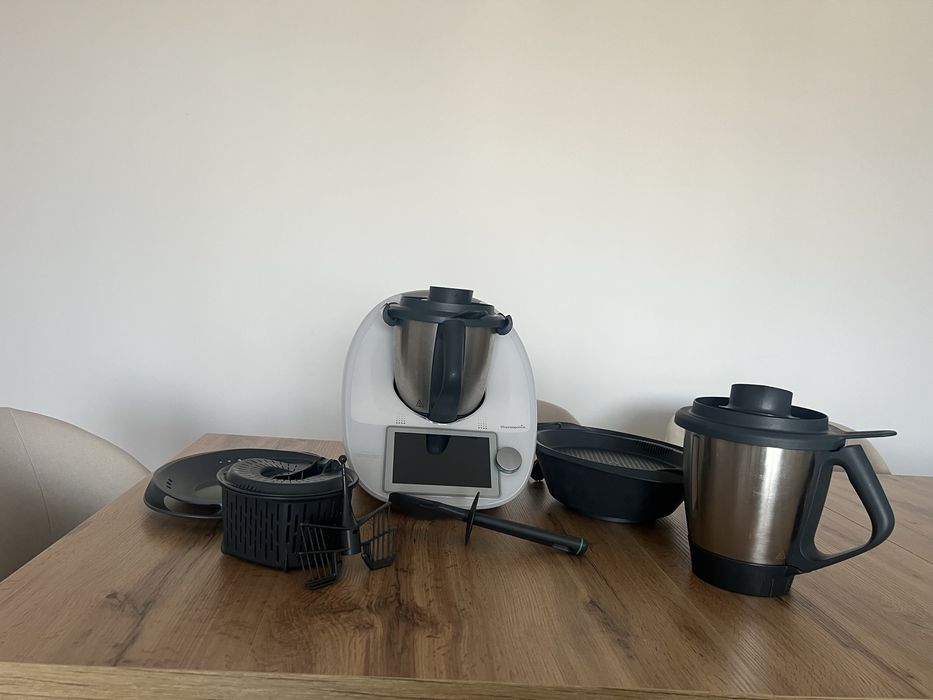 Vând Thermomix 6