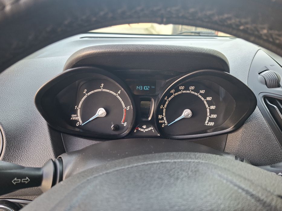 Vand sau schimb cu o masina cu locuri dubita ford courier in stare per