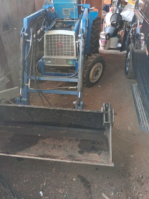 Трактор с челен товарач