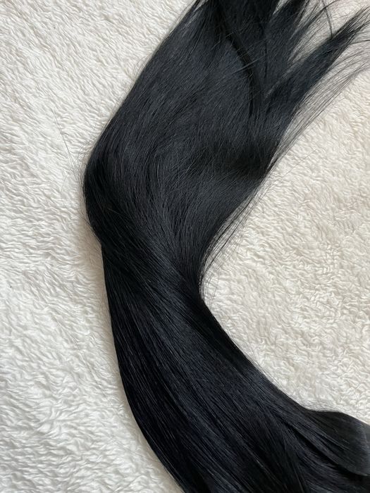 Блестяща черна треса на щипки