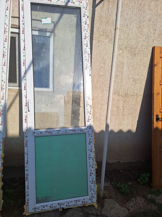 Продам пластиковую балконную дверь