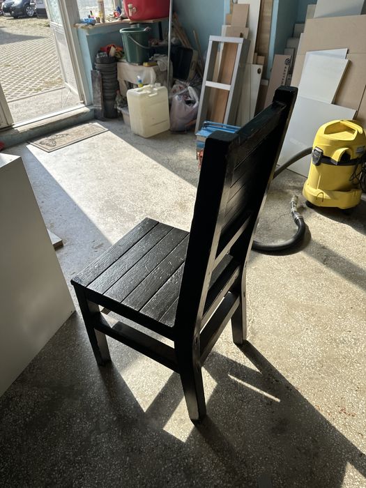 Scaune din lemn masiv .