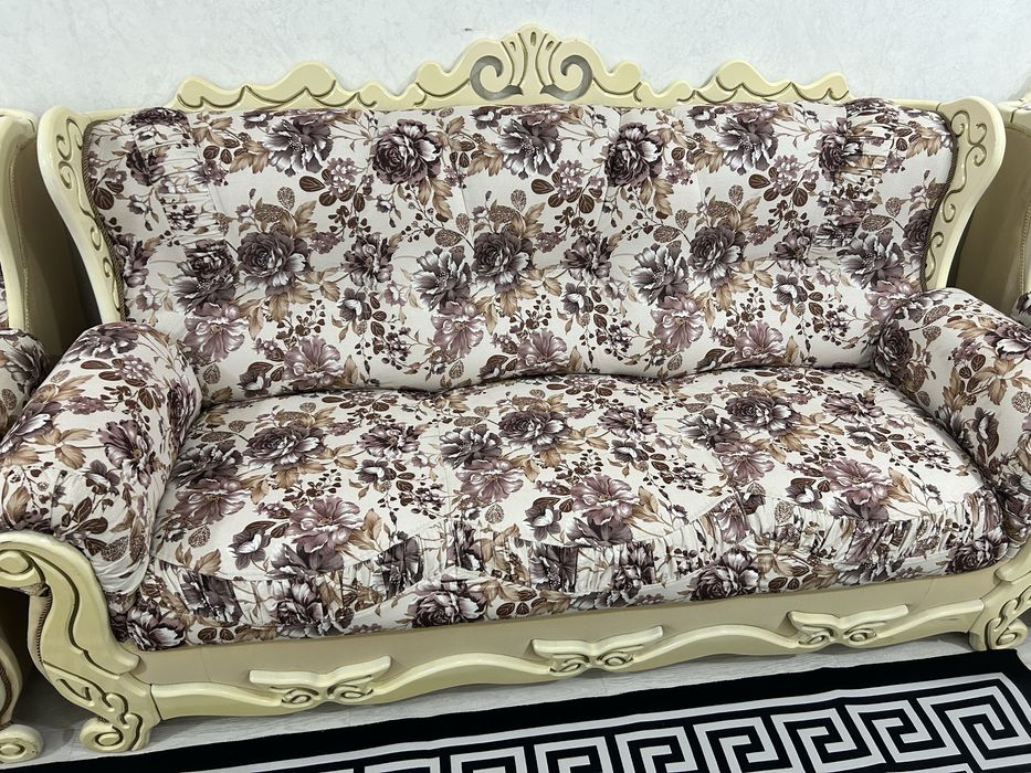 Угалок диван для зала.